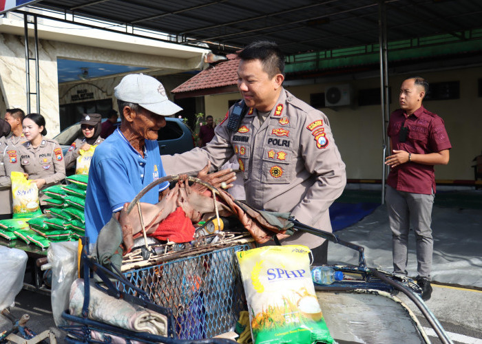 Kapolres Mojokerto Kota Salurkan Bantuan Sosial kepada Ojol dan Tukang Becak