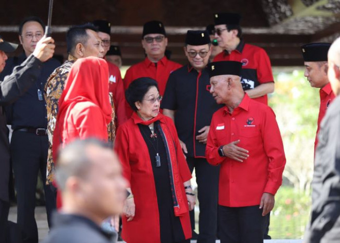 Ziarah ke Makam Bung Karno, Megawati Serahkan 2 Ekor Sapi Kurban ke Masjid di Blitar