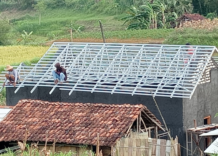 Satgas TMMD Kebut Pemasangan Atap Rumah Warga di Mandala