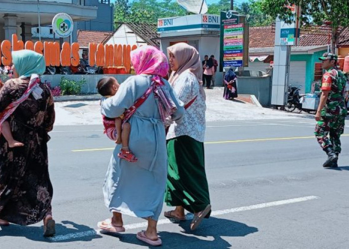 Aksi Spontan Babinsa Ranuyoso, Bantu Warga Menyebrang Jalan di Tengah Padatnya Arus Lalu Lintas di Lumajang