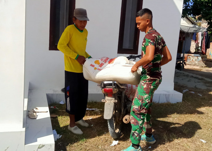 Kedekatan Satgas TMMD ke 121 Bantu Warga Angkat Buah Melon untuk Dijual ke Pasar