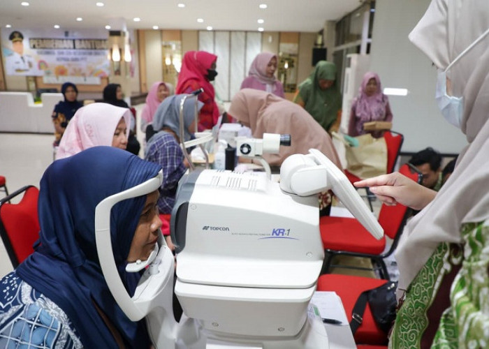 100 Guru PAUD  di Surabaya Terima Kacamata Gratis