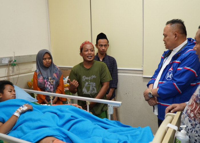 Ketua Fraksi Demokrat DPRD Jatim Jenguk Santri Korban Al Khoziny di RS Delta Surya