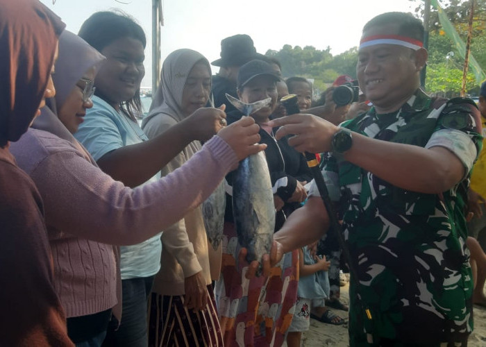 Peringati HUT RI Ke-80 Korem 083/ Baladhika Jaya Bersatu dengan Nelayan