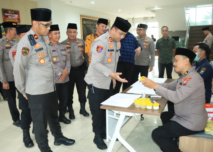 Kapolres Gresik Pimpin Tes Urine, Seluruh Pejabat Utama Negatif Narkoba