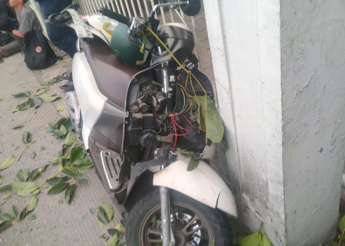 Trailer Terperosok Tabrak Rumah Warga Banjarsugihan Surabaya, Satu Pelajar Alami Patah Tulang