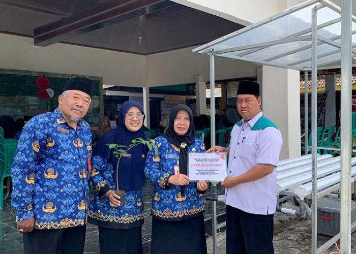 DLH Lumajang Serahkan Hidroponik dan Bibit Nangka ke Desa Kaliboto Kidul