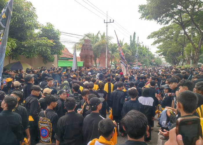 Ratusan Pesilat Geruduk Pengadilan Negeri Mojokerto