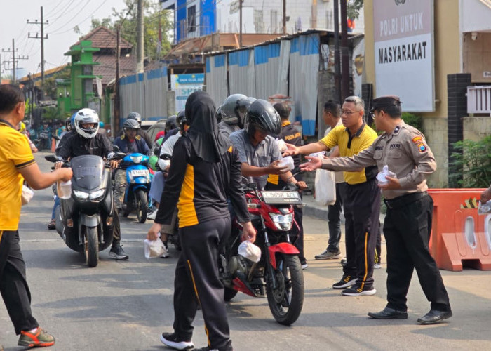 Polsek Waru Gelar Aksi Jumat Berkah, Bagikan Ratusan Nasi Bungkus ke Pengguna Jalan
