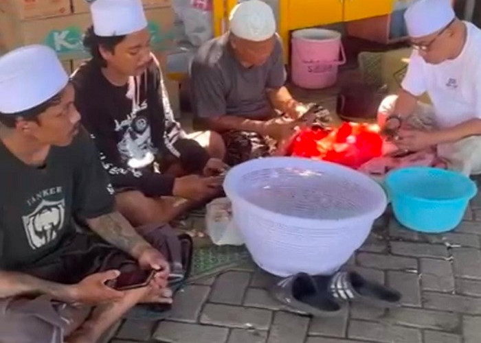 Tradisi Khidmah Warnai Persiapan Milad Ke-17 Ukhsafi Copler Community di Gresik