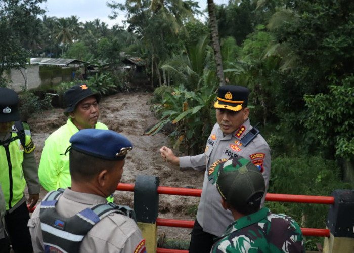 Kapolresta Banyuwangi Tinjau Langsung Lokasi Pencarian Pelajar Hanyut di Sungai Badeng