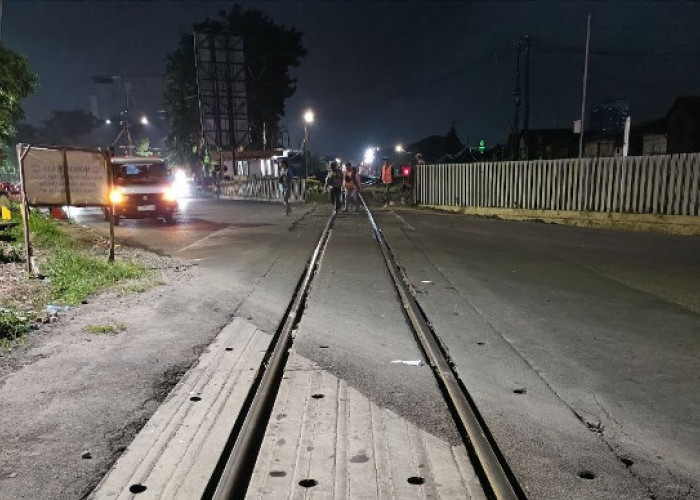 Pemasangan Blok Rel, Jalan Ahmad Yani Surabaya Ditutup Sementara