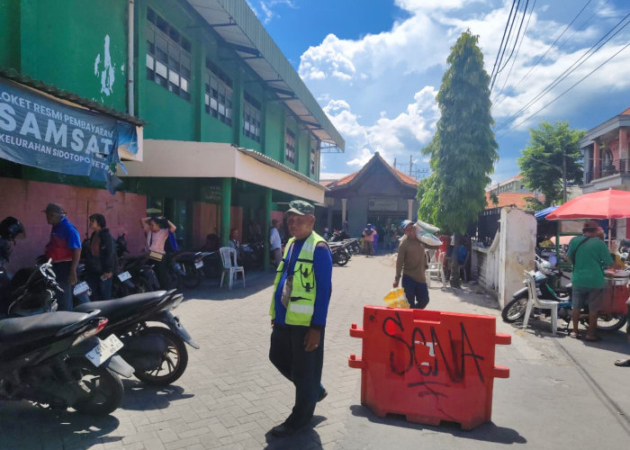 Koordinasi Lemah, Distribusi Bansos di Sidotopo Wetan Diwarnai Antrean Panjang dan Ketidaksinkronan Data