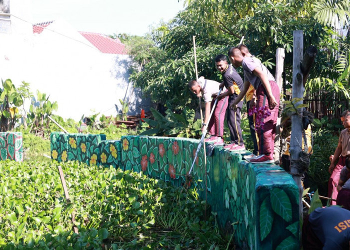 Wujudkan Gerakan Indonesia Asri, Polda Jatim Gelar Kerja Bakti Serentak