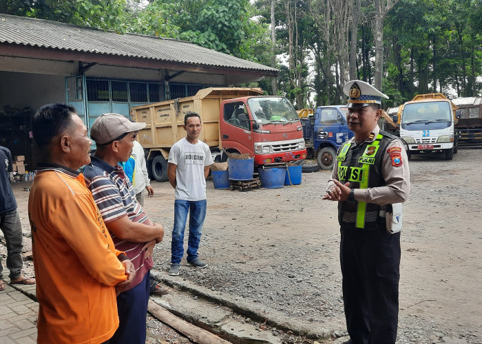 Peduli Sesama, Polisi bagikan Nasi Bungkus Kepada Pekerja Kebersihan