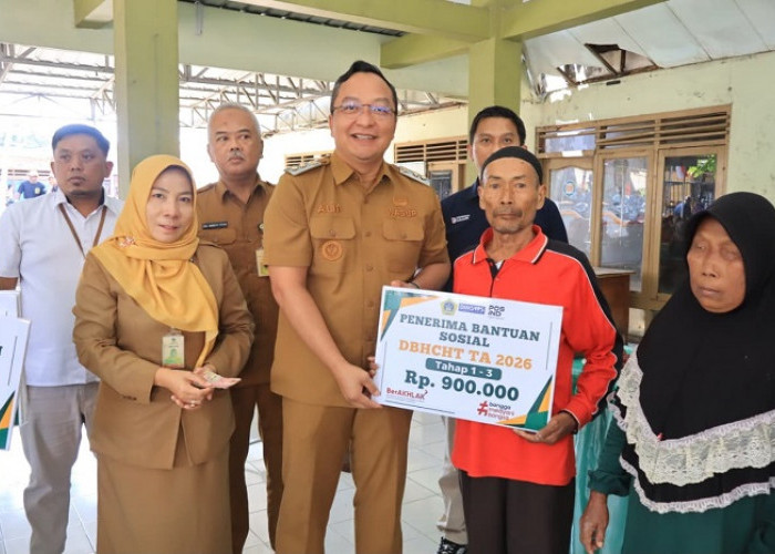 Wabup Gresik Salurkan Bantuan di Benjeng, 10.364 Warga Terima Beras dan Uang Tunai