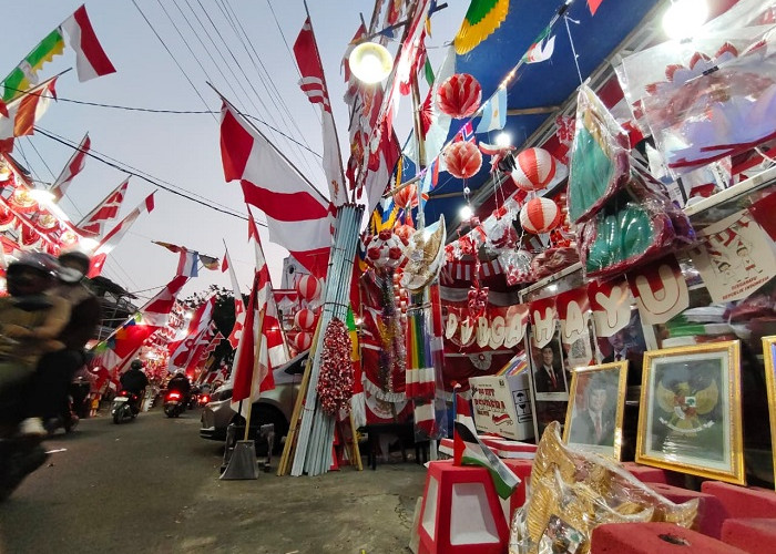 Jelang HUT Ke-81 RI, Kampung Bendera Darmokali Surabaya Tetap Semarak di Tengah Gempuran Toko Online