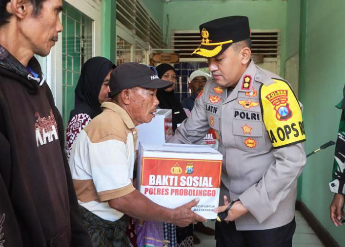 Bakti Sosial Polres Probolinggo: Kapolres Turun Langsung Bantu Warga Tiris Terdampak Bencana