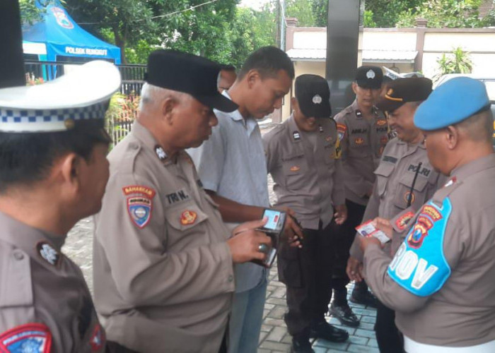 Polsek Rungkut Laksanakan Pemeriksaan Senpi, Tekankan Pentingnya Disiplin