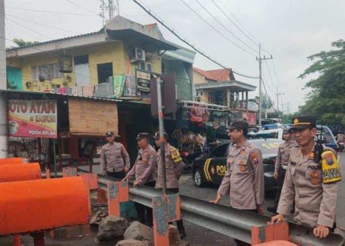 Polsek Sukomanunggal Kontrol Pintu Air, Antisipasi Musim Hujan