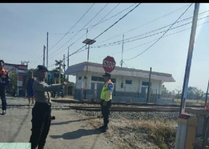 KA Airlangga Temper Motor di Perlintasan Deket Lamongan, Dua Orang Terluka