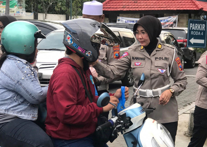 Samsat Surabaya Utara Bagikan 300 Paket Takjil, Paur: Momen Tebar Kebaikan