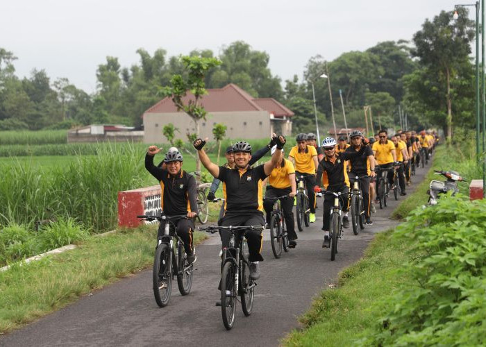 Gowes Bareng Kapolres Kediri Warnai Aktivitas Pagi di Kampung Inggris Pare