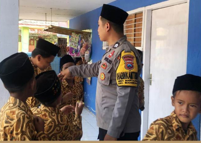 Peduli Dunia Pendidikan, Bhabinkamtibmas Sambilangan Jadi Sukarelawan Guru di Madrasah Al-Hidayah