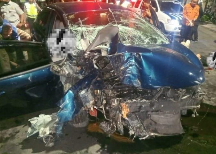 Ford Fiesta Hantam Motor Pengangkut Sampah di Kertajaya, 1 Meninggal, 5 Luka Berat