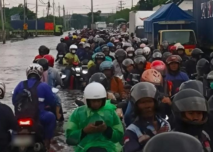 Banjir Rob dan Hujan Deras Lumpuhkan Jalur Surabaya-Gresik di Osowilangun