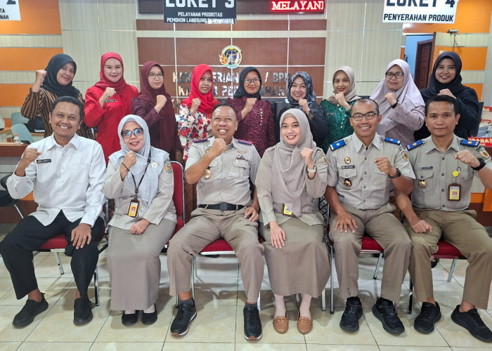 Peringati Hari Kartini, Petugas Loket Kantah Tulungagung Berkebaya Sambut Warga dengan Humanis