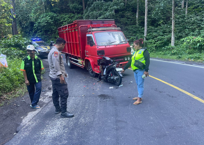 Gagal Mendahului di Tikungan Gumitir, Truk Hantam Pemotor hingga Tewas