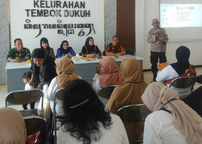 Kawal Generasi Emas, Bhabinkamtibmas Polsek Bubutan Hadiri Penutupan Sekolah Orang Tua Hebat