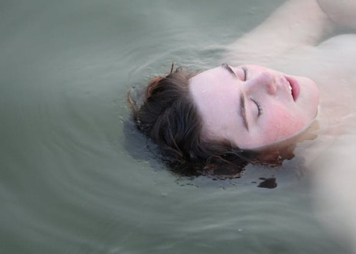 Lima Manfaat Mandi Air Hangat, Solusi Sederhana Redakan Pegal Hingga Stres Berat