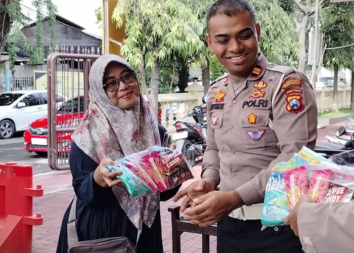 Apresiasi Kesadaran Warga, Polsek Wonocolo Beri Hampers Spesial bagi 12 Pendaftar Pertama Pasang Alarm Gratis
