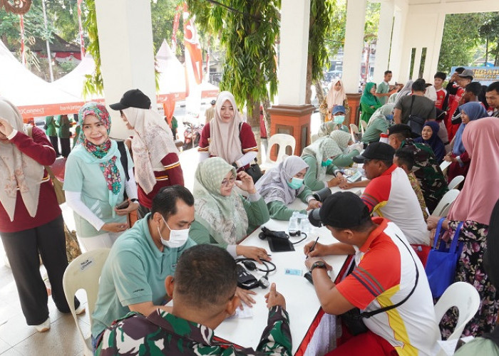 HUT Ke-81 TNI di Lamongan, Ratusan Warga Serbu Layanan Kesehatan Gratis