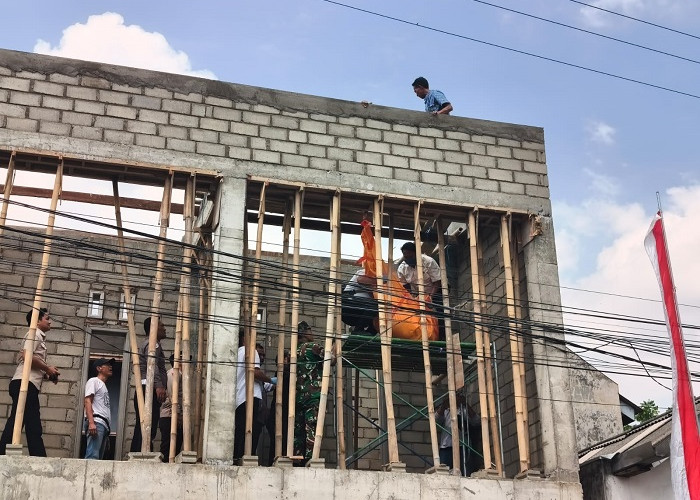 Pekerja Bangunan Tewas Diduga Tersengat Listrik Saat Plester Tembok Lantai 2 di Blitar