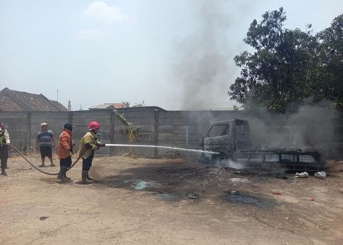 Pikap Ludes Terbakar di Samping SPBU Wringinanom Gresik, Kerugian Rp 100 Juta