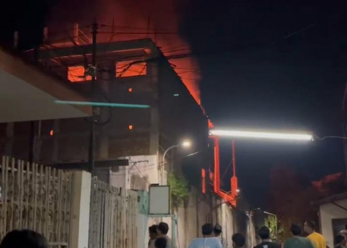 Mess Karyawan Pabrik PT Kecap Kenarie di Jalan Donokerto Ludes Dilalap Api