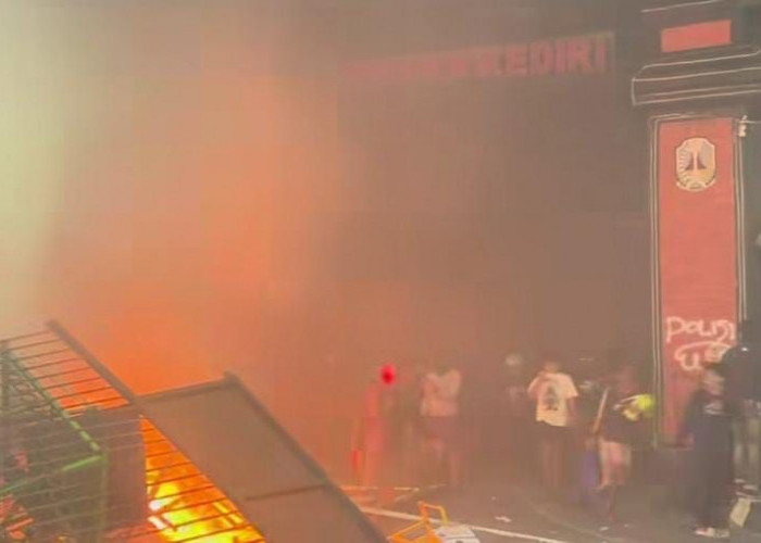 Kini Giliran  Gedung DPRD Kabupaten Kediri Jadi Sasaran Amuk Massa, Tidak Ada Polisi Berjaga