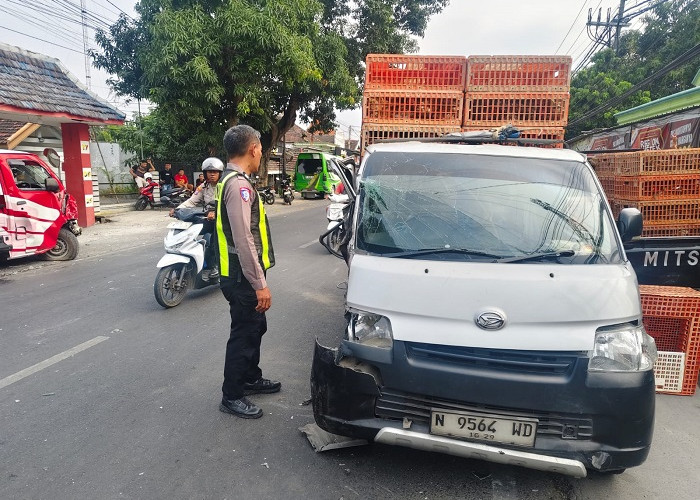 Mobil Nyelip Saat Mendahului, Tabrak Pikap hingga Terdorong ke Jalur Lawan di Tikung Lamongan