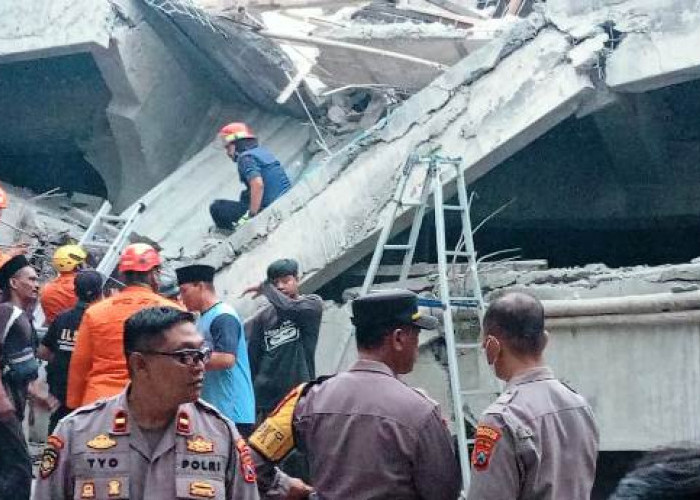 Bangunan Pondok Pesantren Al Khoziny Sidoarjo Ambruk, Belasan Ambulans Disiagakan