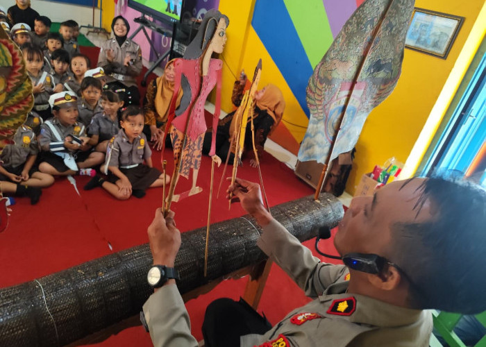 Peringati HKN, Kapolsek Kediri Kota Tanamkan Nasionalisme dengan Dongeng Interaktif Melalui Wayang