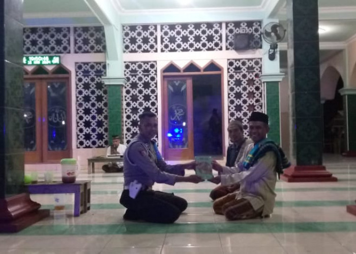 Jaga Kondusifitas Ramadan, Polsek Padangan Patroli Dialogis saat Tadarus dan Serahkan Sarana Kontak di Masjid 