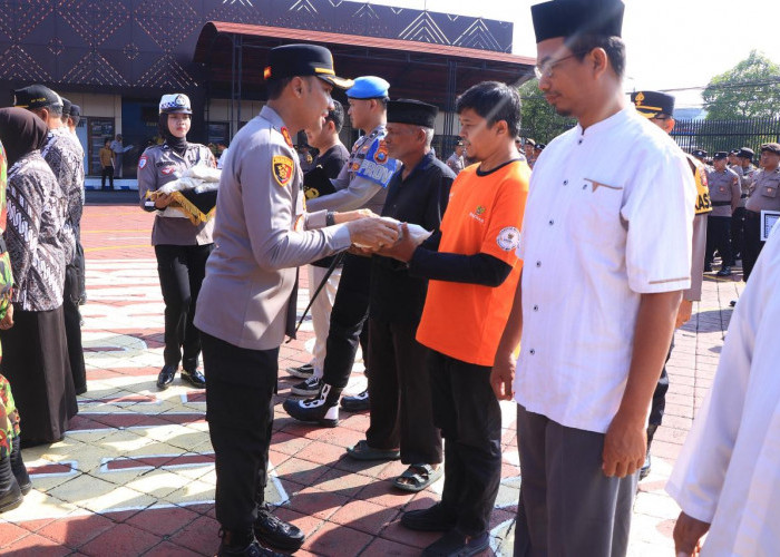 Kapolres Ngawi Berikan Bingkisan dan Salurkan Zakat Fitrah Anggota untuk Masyarakat 
