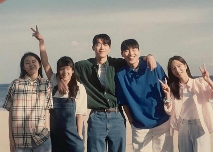 Twenty-Five Twenty-One: Pelajaran tentang Mimpi, Cinta Pertama, dan Keberanian Tumbuh di Tengah Krisis