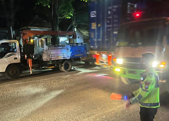 Satlantas Polres Pasuruan Amankan Perbaikan Jalur Nasional di Bangil