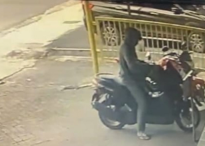 Terekam CCTV, Bandit Gasak Motor Nmax Milik Karyawan Alfamart