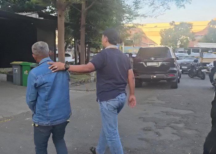 Nekat Gasak Tiang Rambu Dishub di Siang Bolong, Lansia di Surabaya Ditangkap Polisi Usai Viral