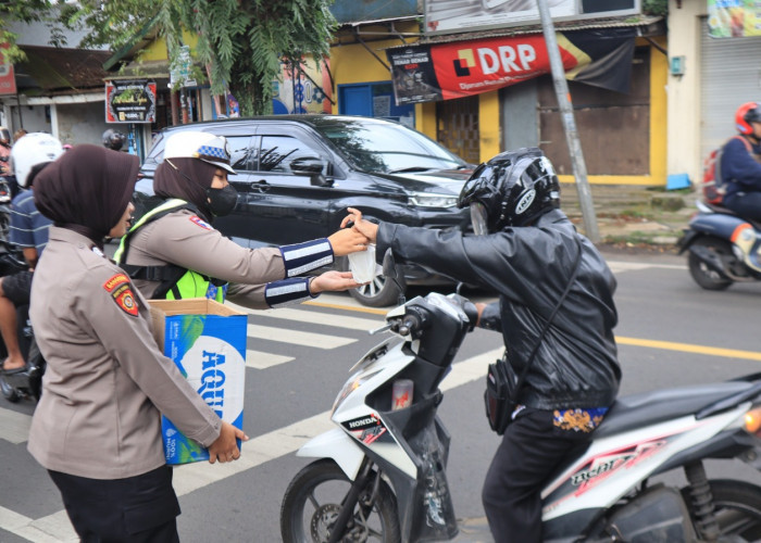Semarak Ramadan, Polres Malang Bagikan Ratusan Paket Takjil Setiap Hari untuk Pengguna Jalan